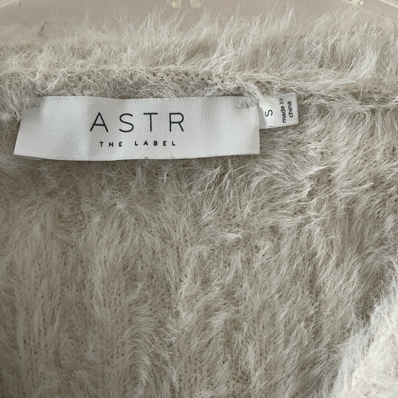 ASTR the Label V-Neck Faux Wrap Veda Cropped Fuzzy Sweater Small - Picture 3 of 7